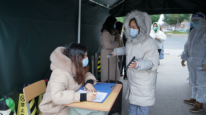 场景1-4：二次检查苏康码、行程码、核酸报告，测温、核对学生信息，准确无误后进入校园.jpg